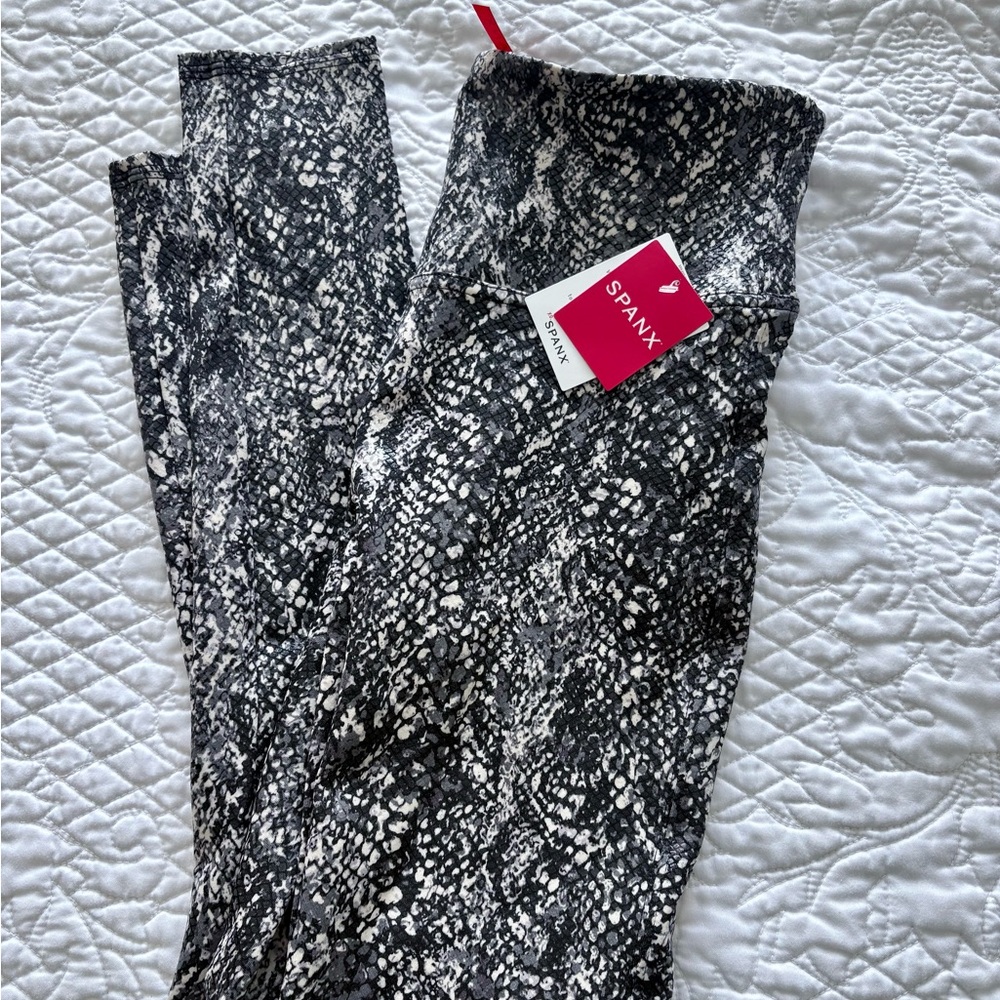 SPANX Black and White faux Snakeskin Leggings MEDIUM - Picture 3 of 4